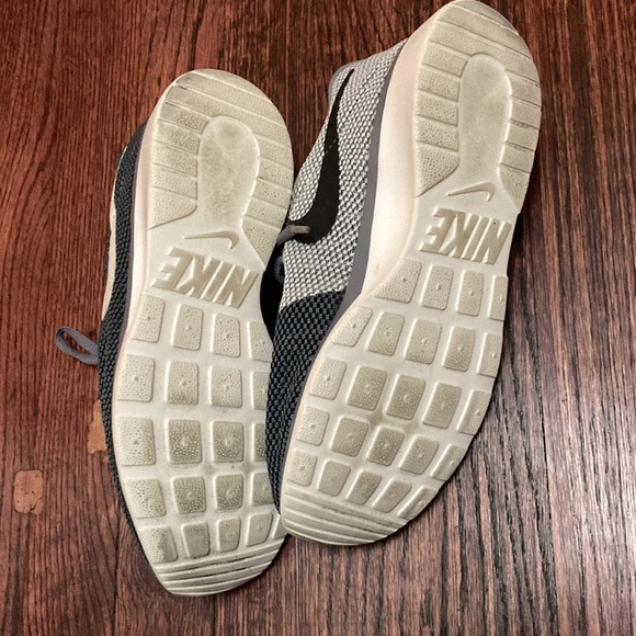 Gently used sneakers - Picture 3 of 5